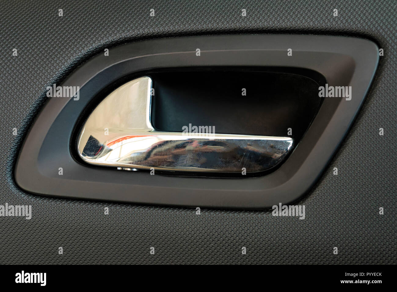 Moderne chrom Auto Türgriff von innen schließen Stockfotografie - Alamy