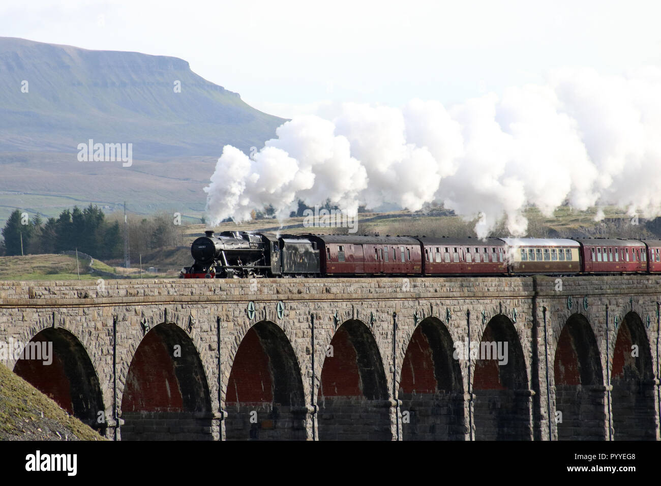 Stanier 8F Dampfmaschine auf dalesman Sonderzug am 30. Oktober 2018 erhalten Kreuzung Ribblehead Viadukt über Carlisle Railway Line vereinbaren. Stockfoto