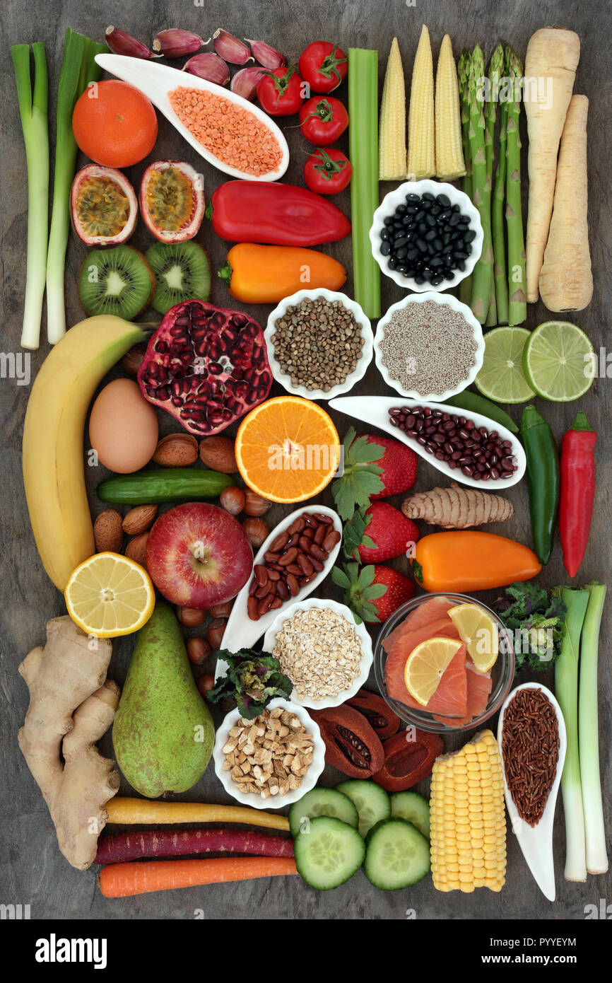 Super Food Konzept für ein gesundes Leben mit Obst, Gemüse, Fisch, Milchprodukte, Kräuter, Gewürze, Nüsse, Hülsenfrüchte, Samen und Getreide, hoch in den Antioxydantien, anth Stockfoto