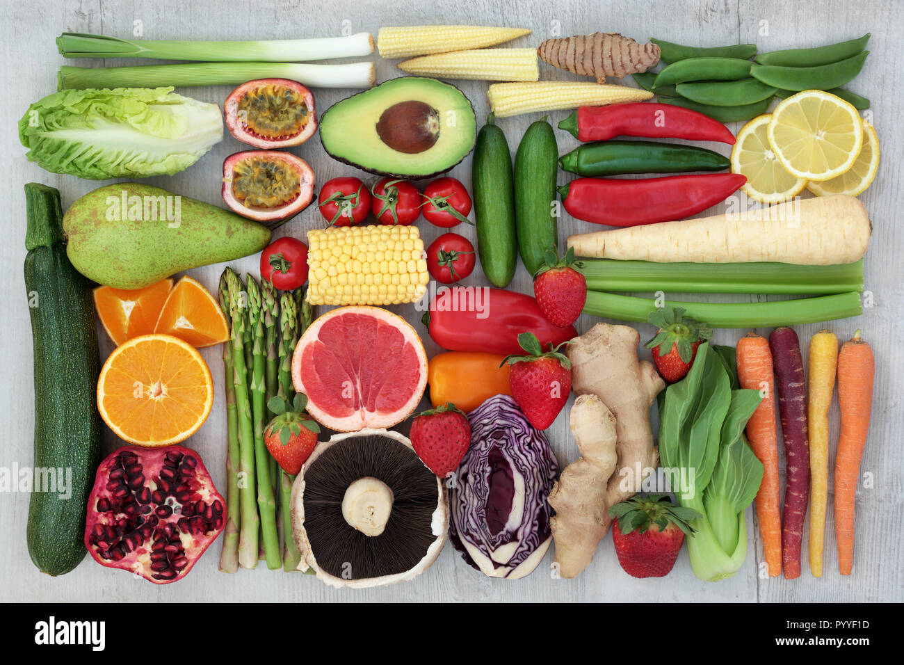 Health Food Konzept für Fitness mit frischem Gemüse, Obst, Kräuter, Gewürze Super Lebensmittel, die einen hohen Gehalt an Antioxidantien, Anthocyane, Vitamine und diätetische fibr Stockfoto