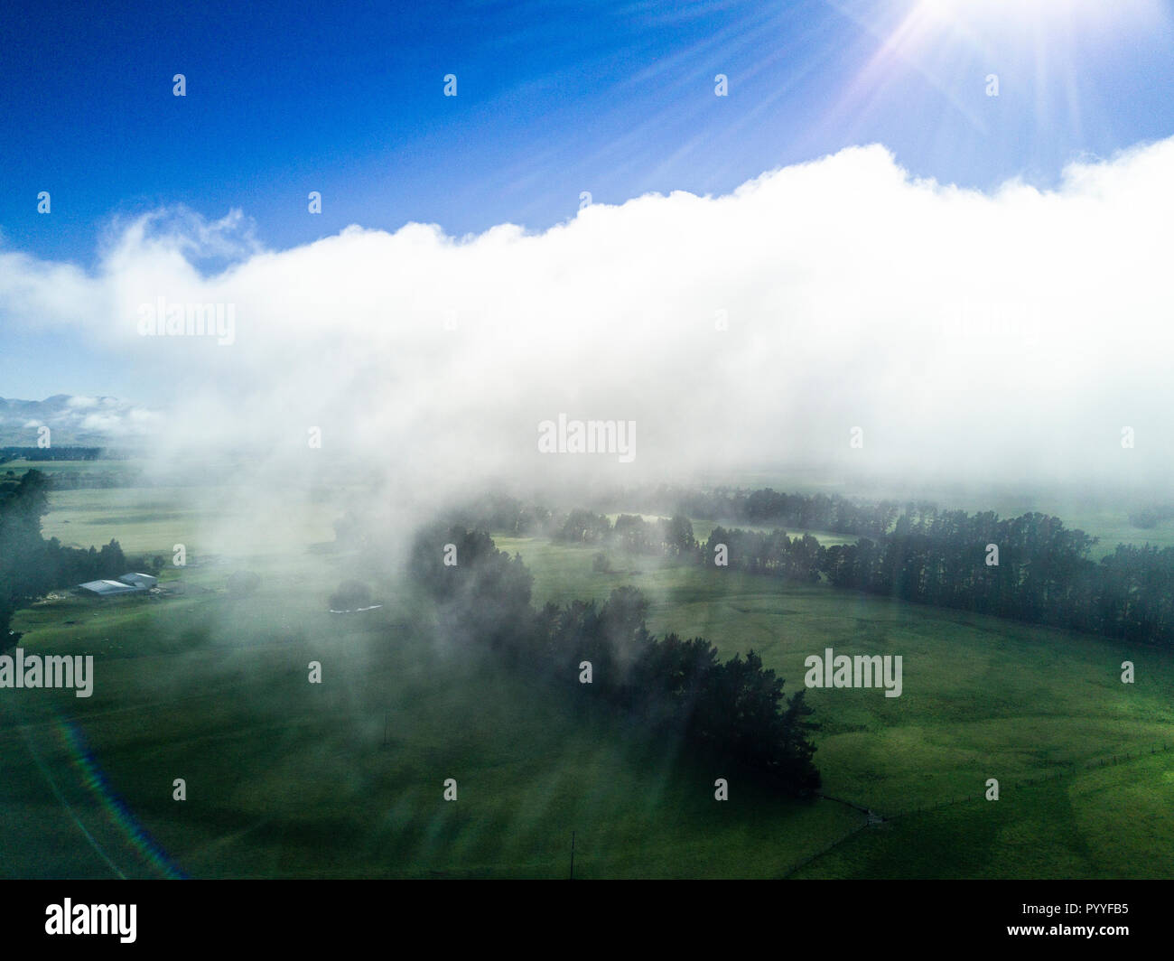 Luftaufnahme in niedrigen Wolken von Neuseeland Landschaft auf der Südinsel. Stockfoto