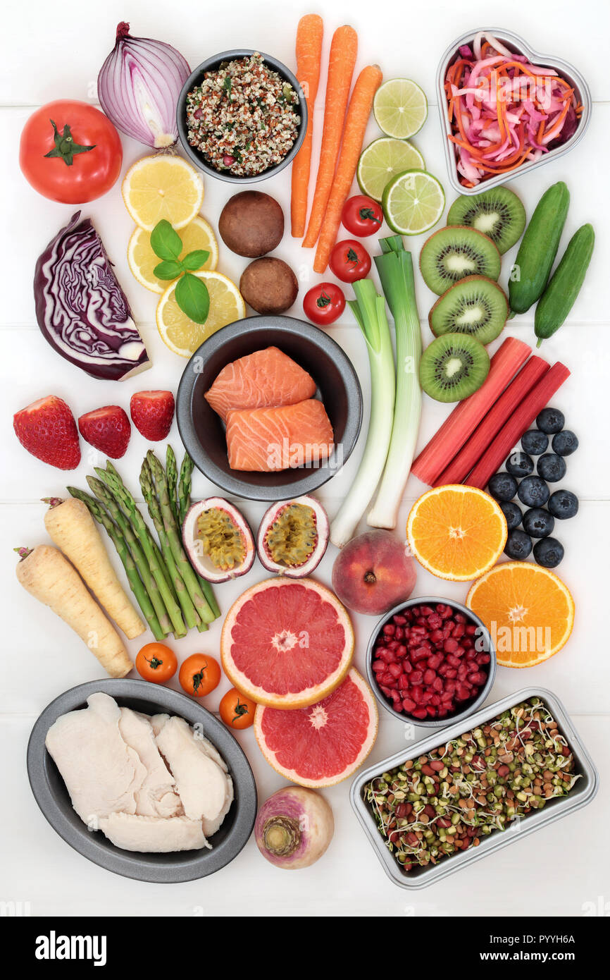 Gesundheit Nahrung für Diät und Gewichtsverlust Konzept mit frischem Gemüse, Obst, Fleisch und Fisch. Nahrungsmittel, die reich an Ballaststoffen, Antioxidantien und Vitaminen. Stockfoto