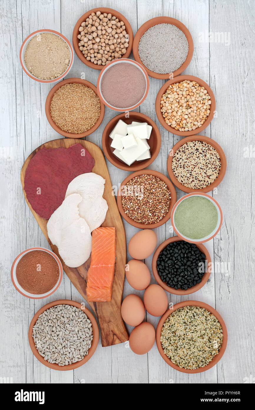 Proteinreiche Lebensmittel Auswahl mit Fleisch, Fisch, vegan Tofu, Hülsenfrüchte, Milchprodukte, Ergänzung von Pulver, Körnern und Samen. Stockfoto