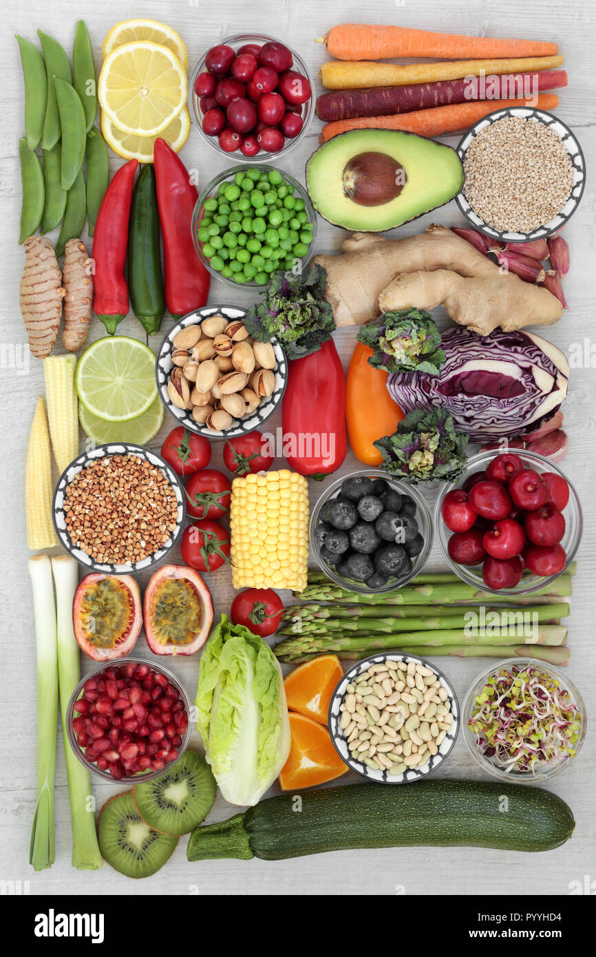 Super Food Konzept für gute Gesundheit mit frischem Obst und Gemüse, Kräuter, Gewürze, Nüsse, Samen, Hülsenfrüchte, Getreide. Stockfoto