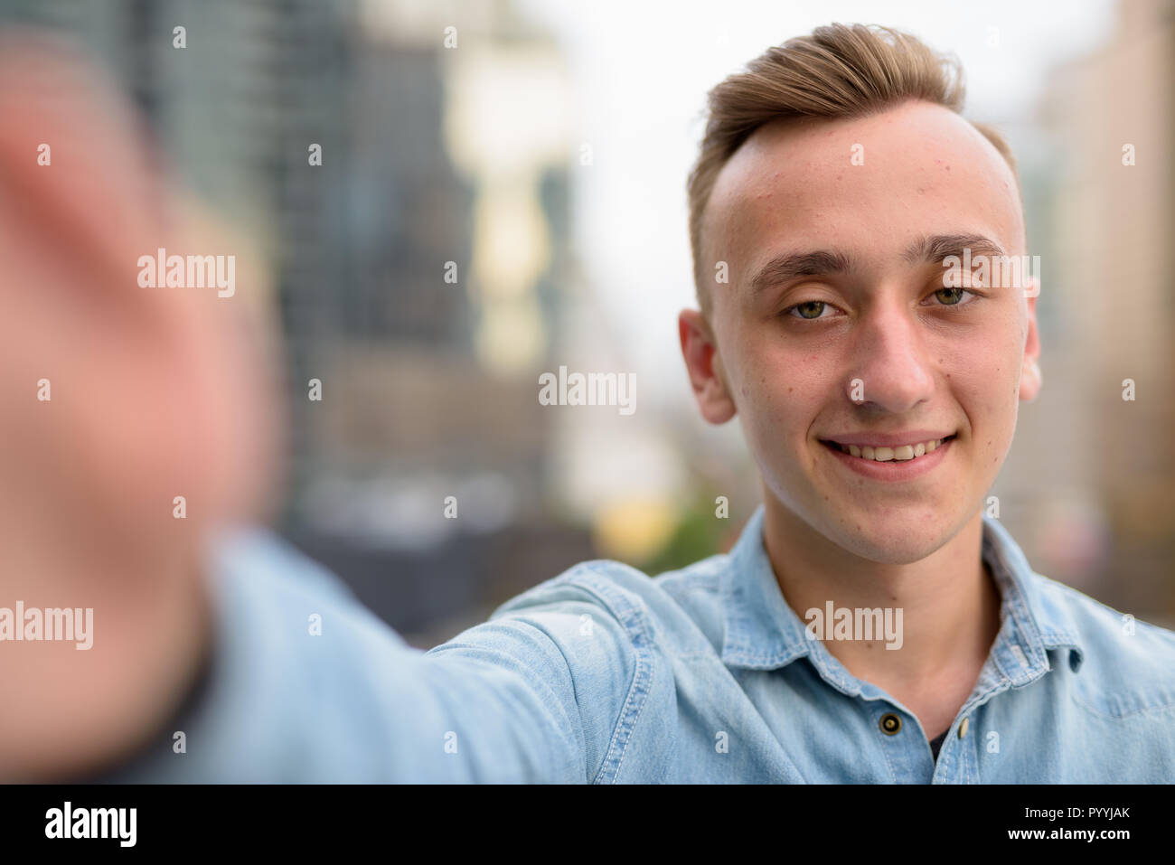 Persönliche Sicht der glücklichen Mann unter selfie mit Telefon Stockfoto