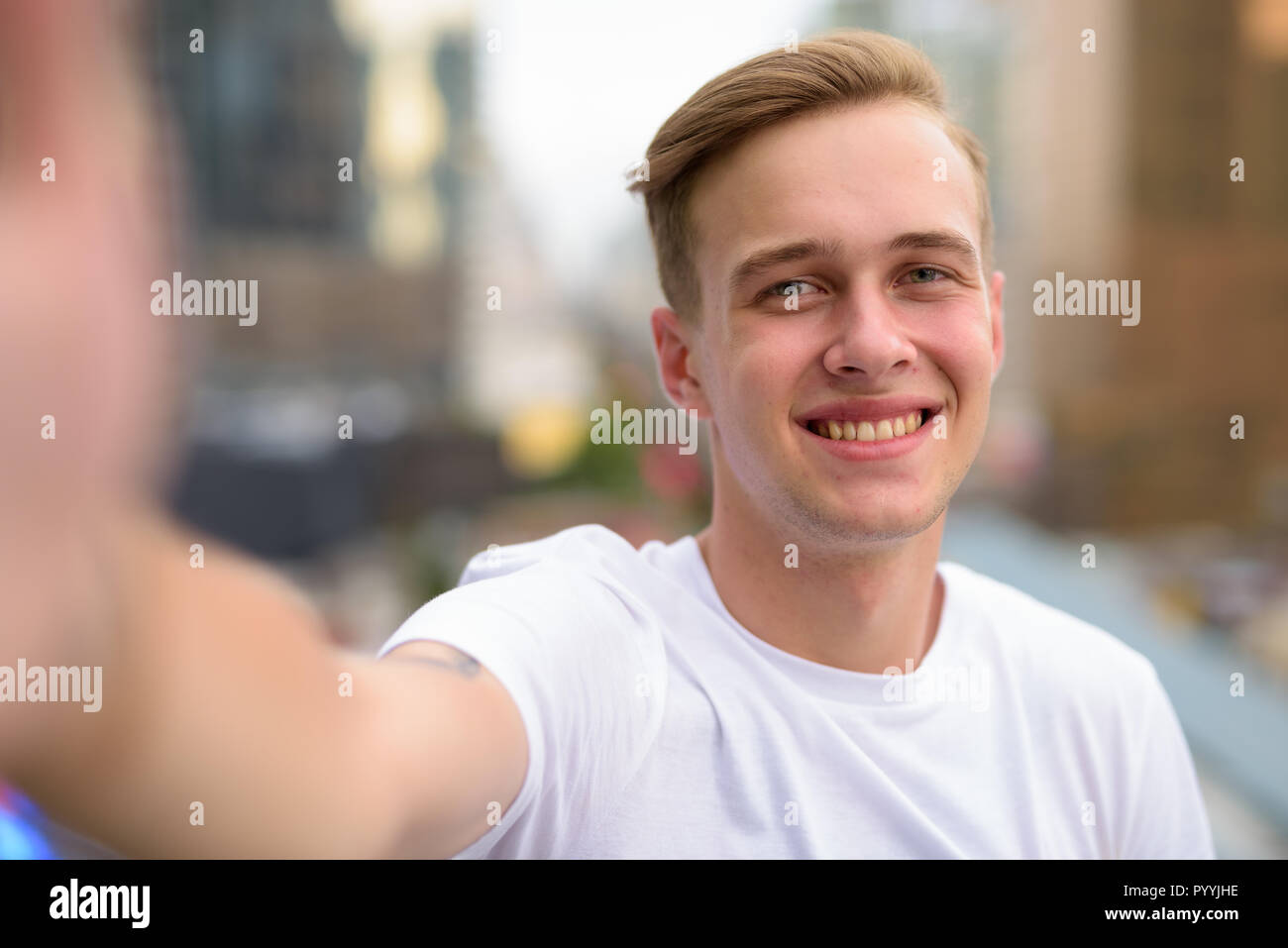 Persönliche Sicht der gutaussehenden Mann unter selfie mit Telefon Stockfoto