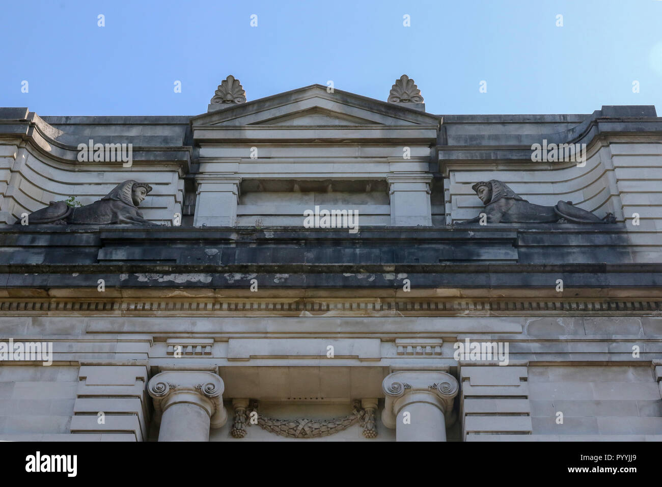 Die steinerne façade des Ulster Museums neben dem Botanischen Garten, dem Queen's Quarter, Belfast, Nordirland. Stockfoto