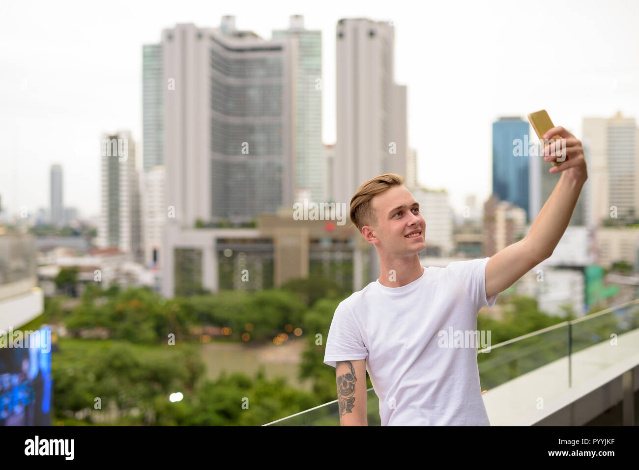 Jungen gutaussehenden Mann unter selfie mit Handy Stockfoto