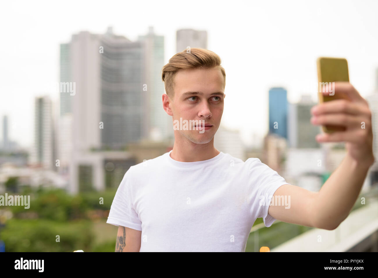 Jungen gutaussehenden Mann unter selfie mit Handy Stockfoto