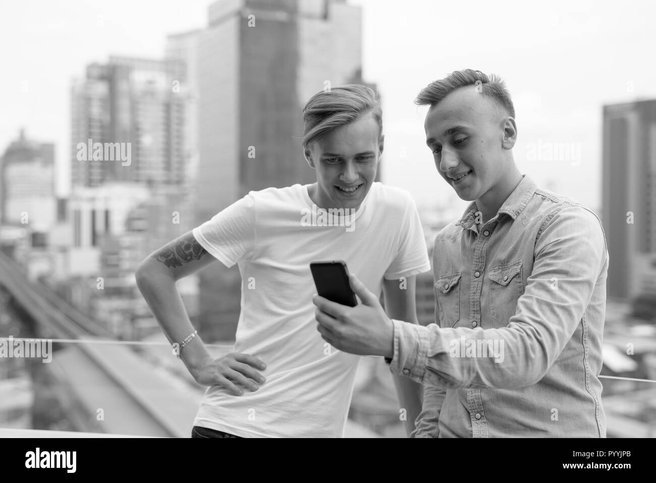 Black gay male Schwarzweiß-Stockfotos und -bilder - Alamy