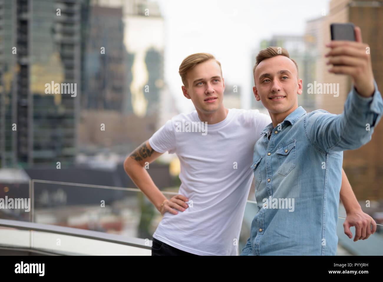 Zwei glückliche Menschen unter selfie mit Handy im Freien Stockfoto