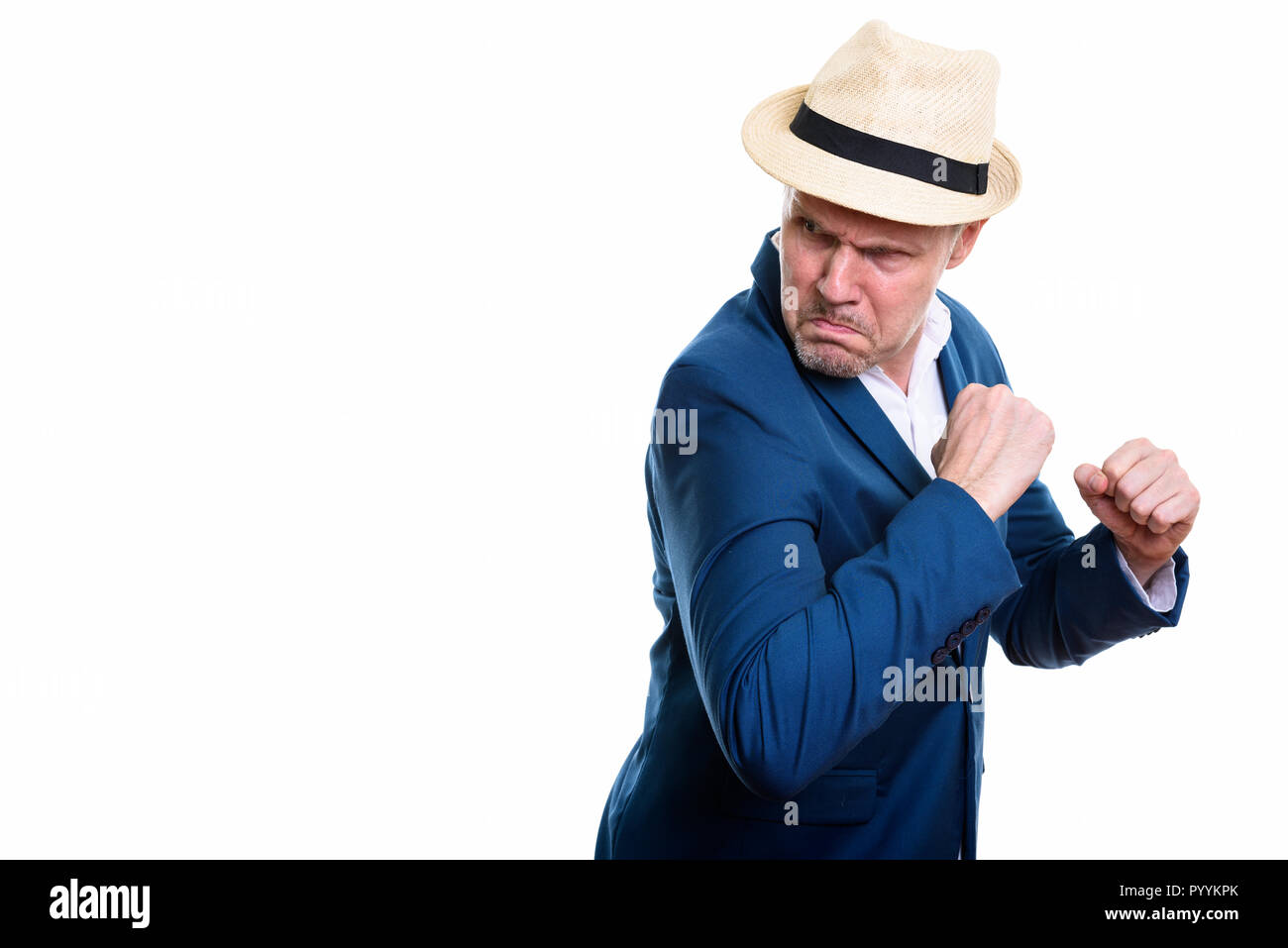 Studio shot der verärgerten reife Geschäftsmann auf der Suche wieder bereit zu fi Stockfoto