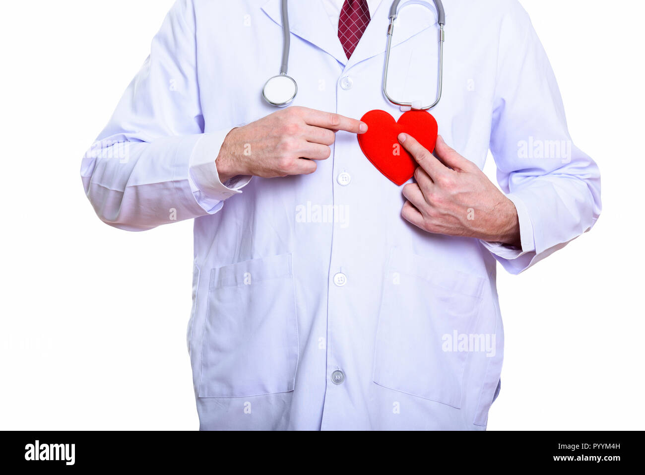 Studio geschossen von reifer Mann Arzt halten roten Herzen gegen die Brust Stockfoto