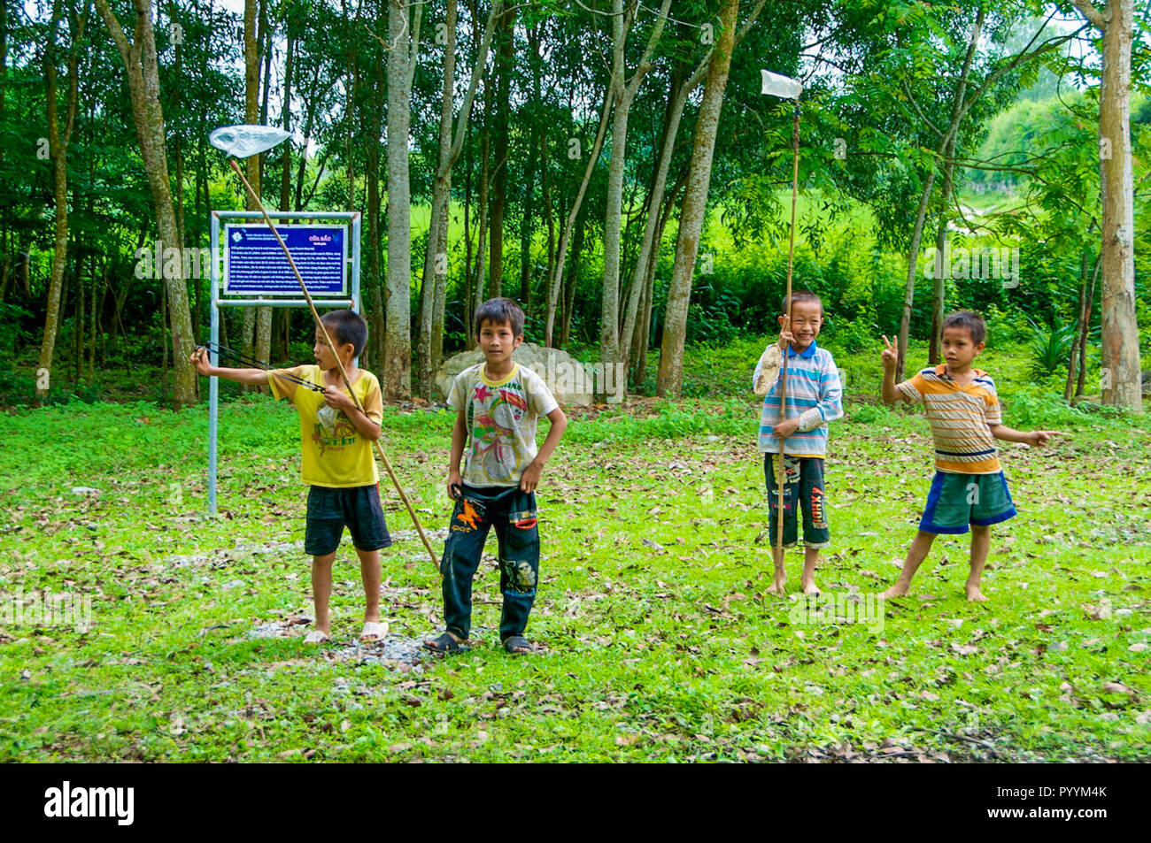 Ho Zitadelle, Thanh Hoa Provinz, Vietnam - Mai 9, 2014. Jungs, außerhalb der Nordmauer des Ho Zitadelle. Die Zitadelle wurde von der UNESCO zum Welt Herita Stockfoto