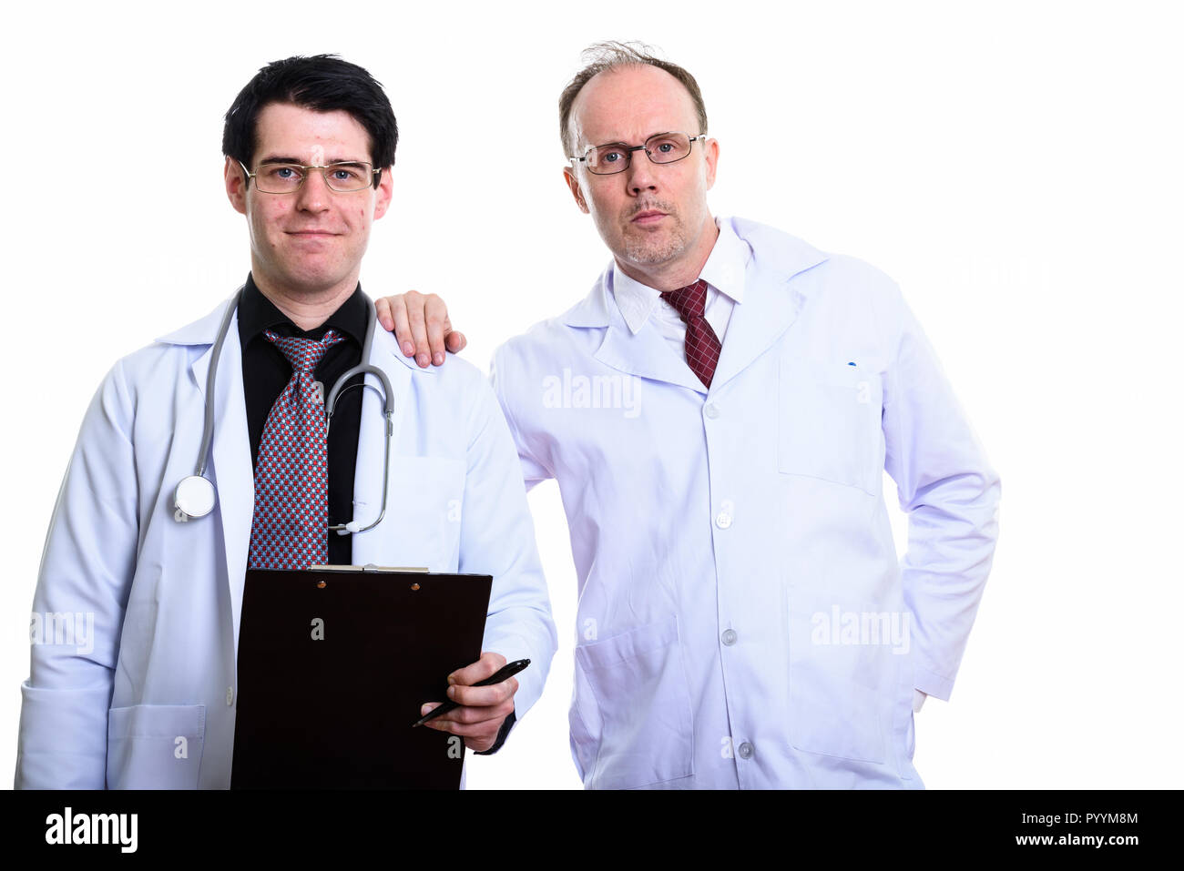 Reifer mann Arzt mit der Hand auf die Schulter des jungen Mannes Arzt halten Stockfoto