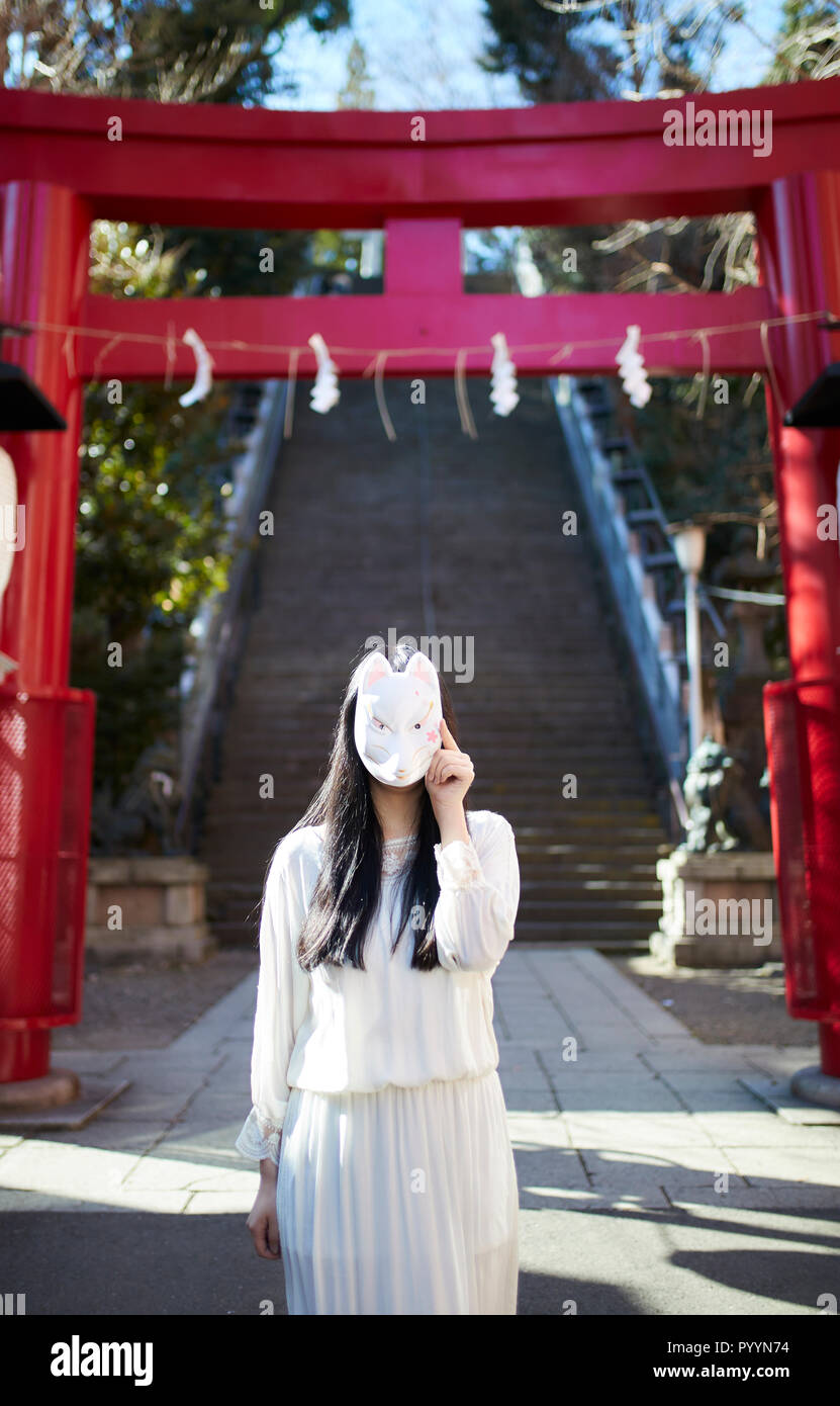 Junge Japanerin mit Fox Maske Stockfoto