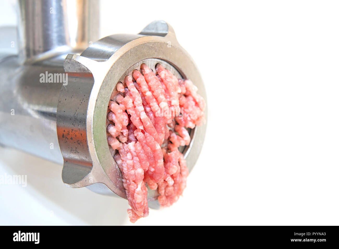Fleischwolf Maschine und frisch gehacktes Fleisch Stockfotografie - Alamy