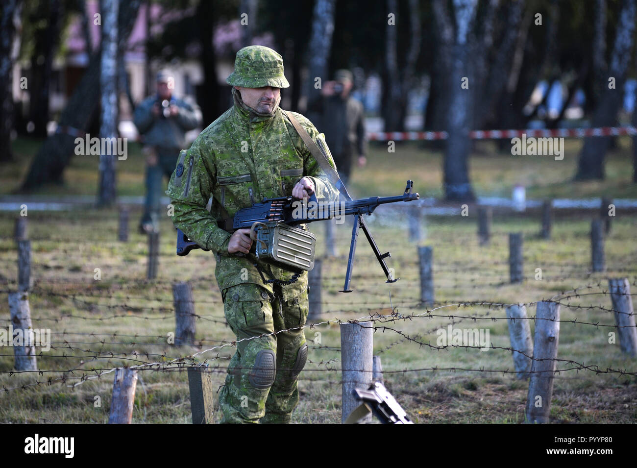 Auf einer militärischen Schießstand, Ausbildung: Ukrainische Soldaten Maschine Gewehr abfeuern. Oktober 18, 2018. Novo-Petrivtsi Militärbasis, Ukraine Stockfoto