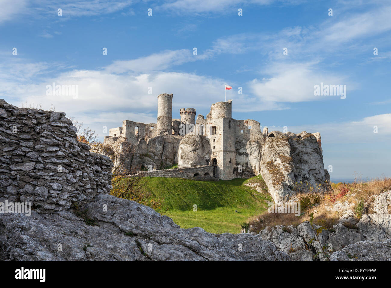 Die Ruinen der mittelalterlichen Burg Ogrodzieniec Podzamcze in Polen Stockfoto