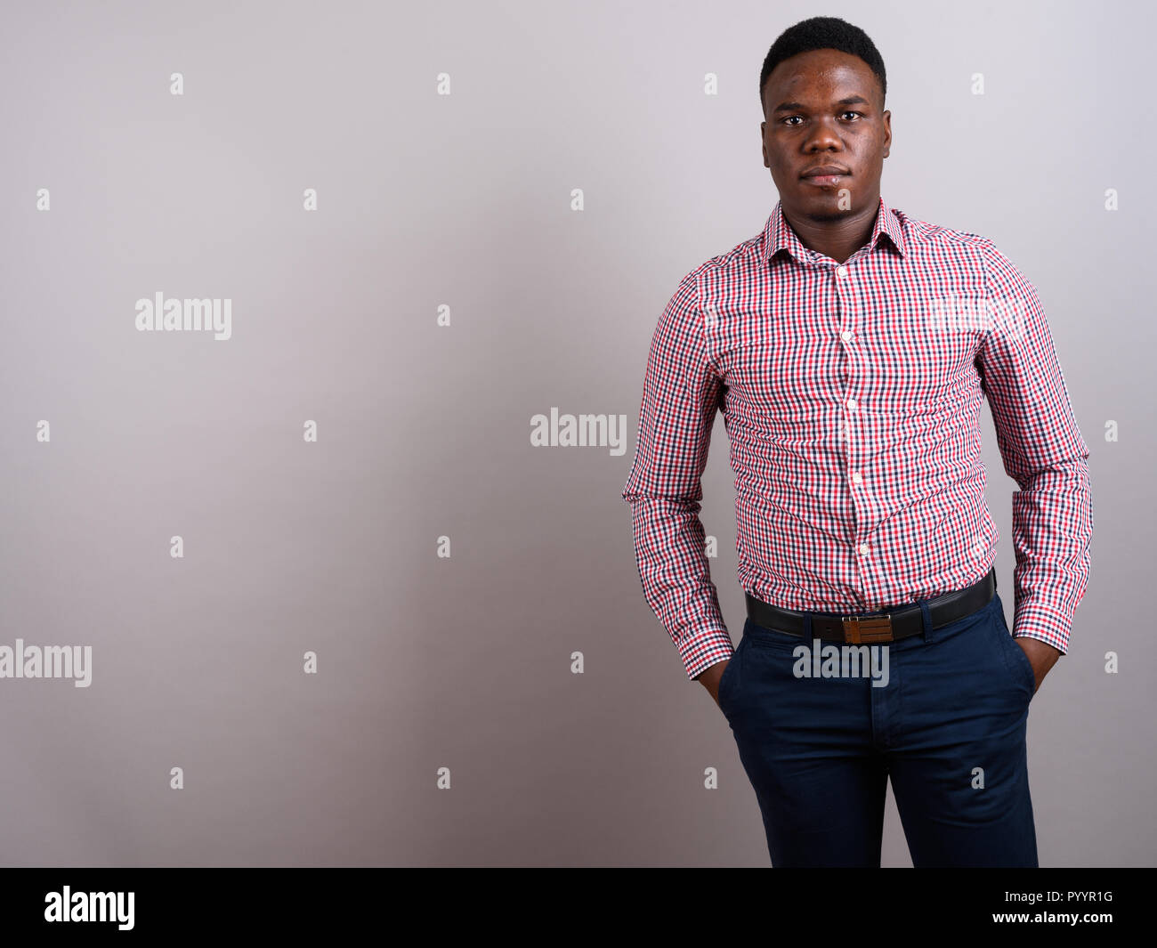 Junge afrikanische Unternehmer vor weißem Hintergrund Stockfoto