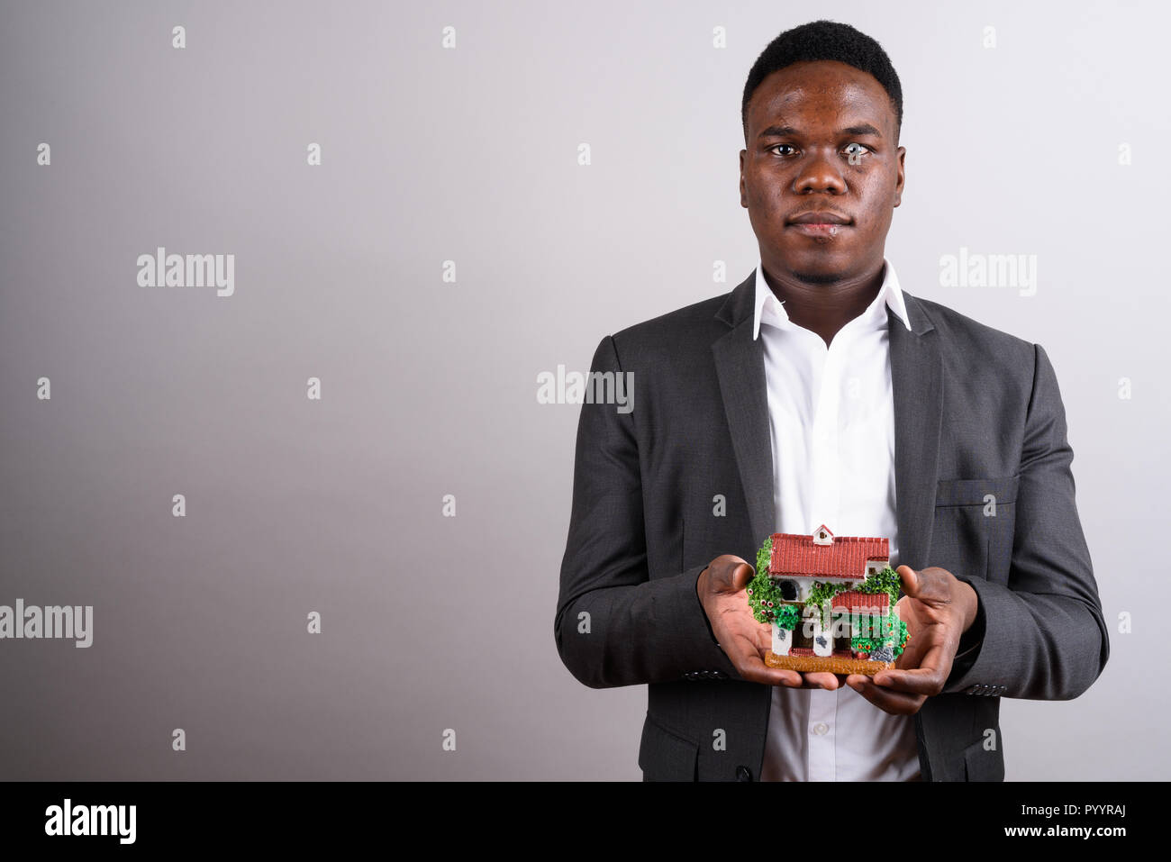 Junge afrikanische Unternehmer tragen Klage gegen den weißen Hintergrund Stockfoto