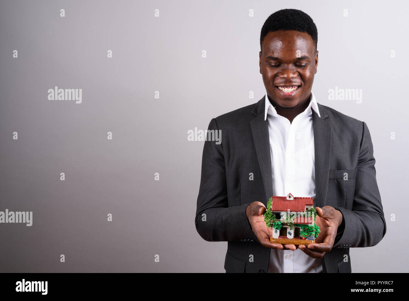 Junge afrikanische Unternehmer tragen Klage gegen den weißen Hintergrund Stockfoto