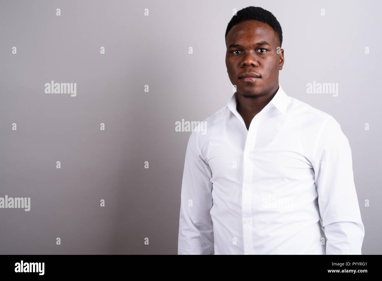 Porträt der jungen zuversichtlich Afrikanischen Geschäftsmann stehend Stockfoto