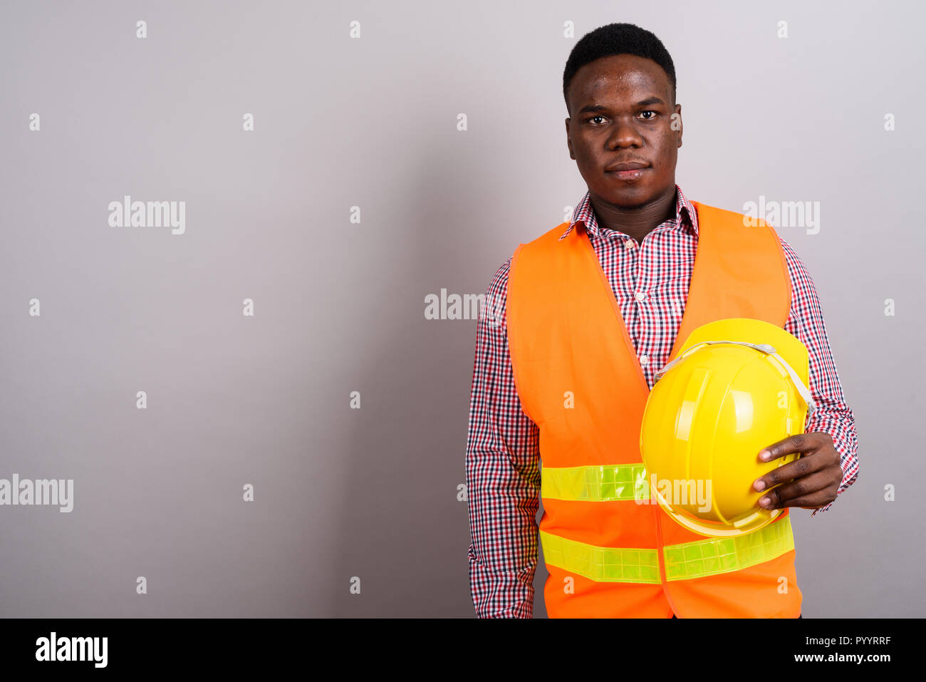 Junge afrikanische Mann Bauarbeiter vor weißem Hintergrund Stockfoto