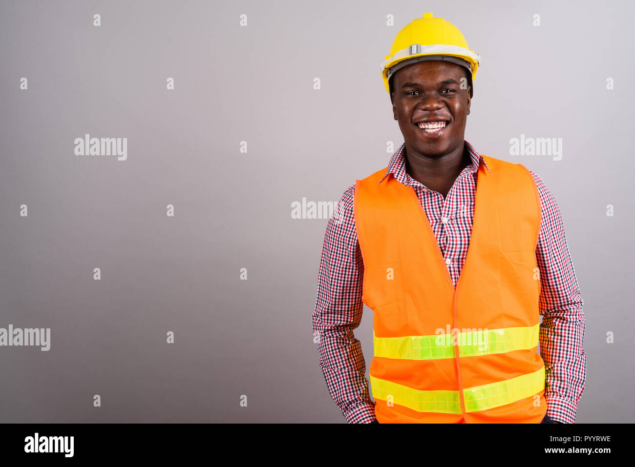 Junge afrikanische Mann Bauarbeiter vor weißem Hintergrund Stockfoto