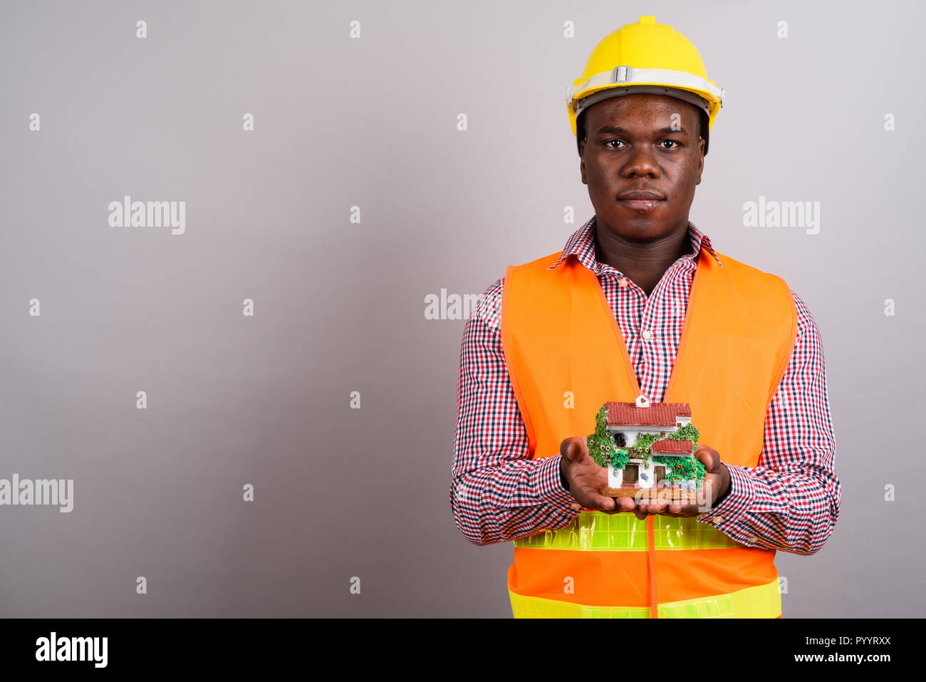 Junge afrikanische Mann Bauarbeiter vor weißem Hintergrund Stockfoto