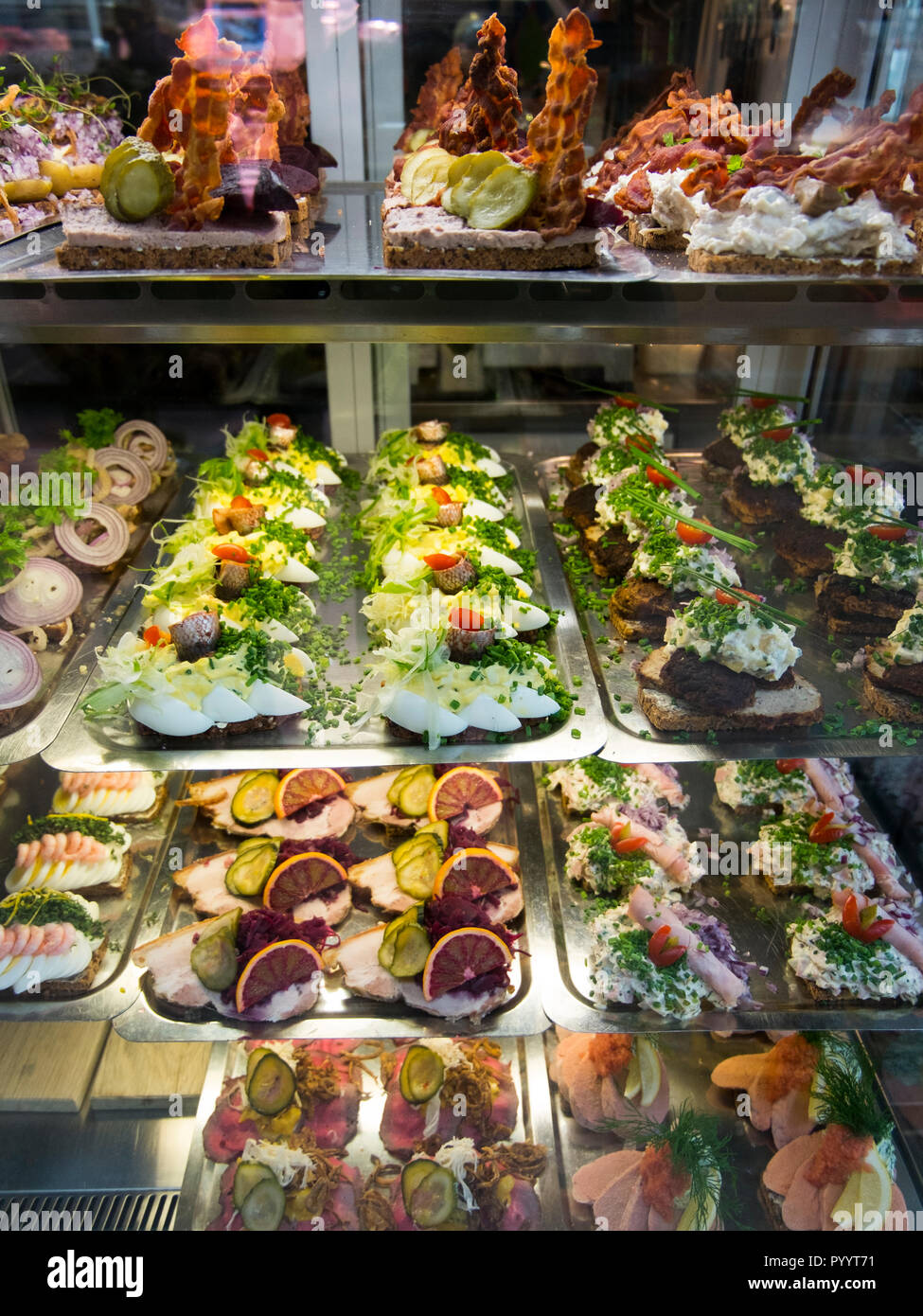 Verschiedene open-face-Sandwiches in der Food Hall in Kopenhagen, Dänemark. Stockfoto