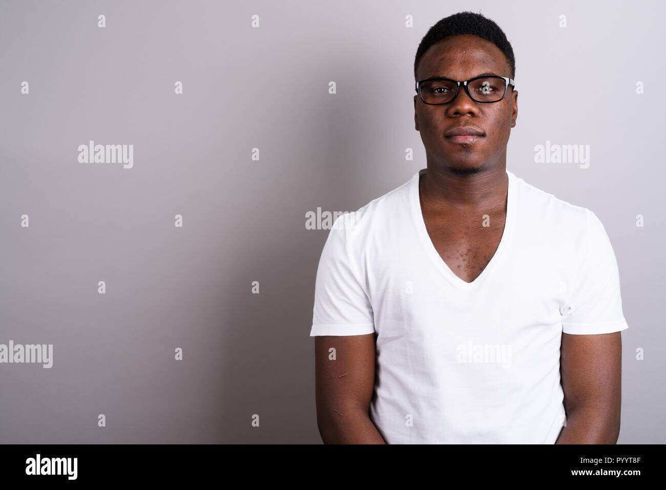 Porträt der jungen afrikanischen Menschen gegen den weißen Hintergrund Stockfoto