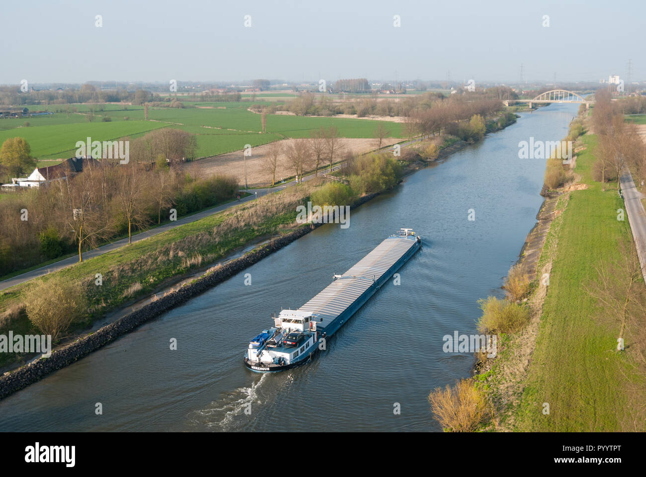 Luftbild von barge Boot auf Leie kanaal Kanal in der Nähe von Grammene Stockfoto