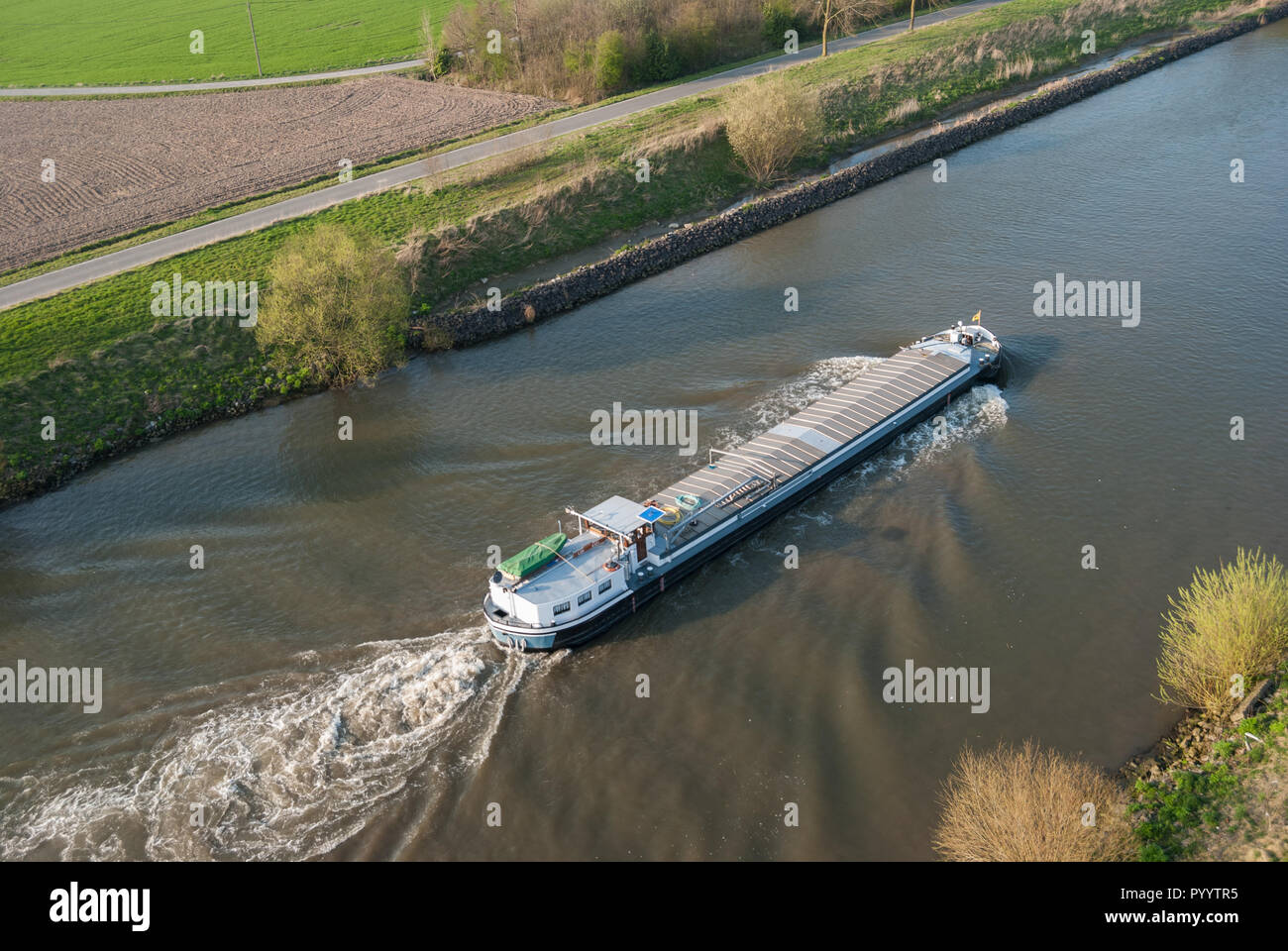 Luftbild von barge Boot auf Leie kanaal Kanal in der Nähe von Grammene Stockfoto