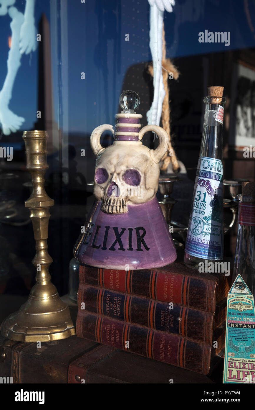 Halloween angezeigte Produkte im Shop Fenster Stockfoto