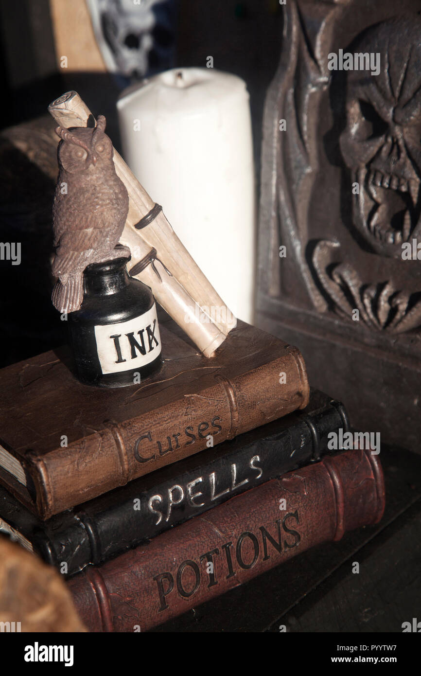 Reihen von Halloween auf dem Display im Schaufenster Stockfoto