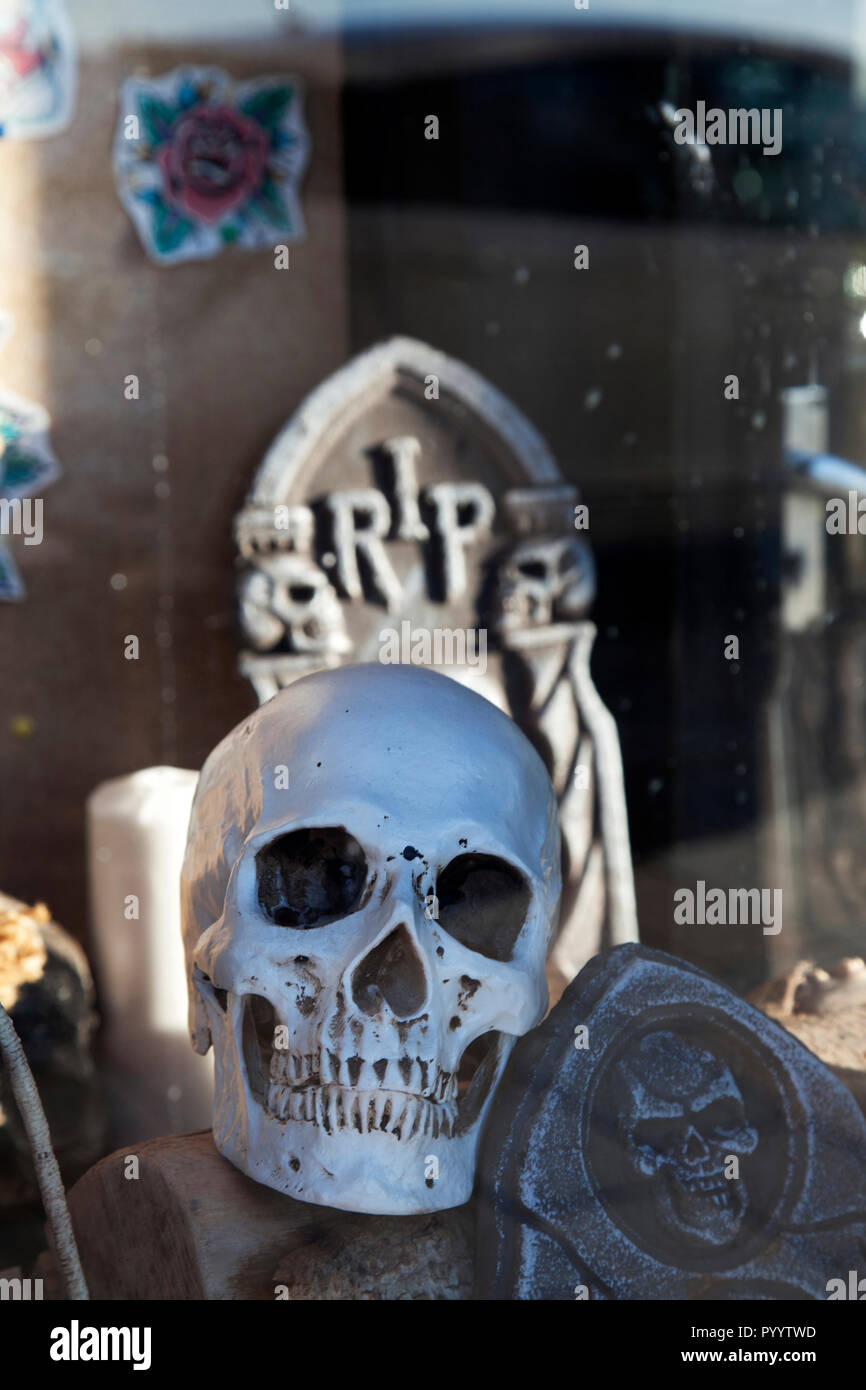 Reihen von Halloween auf dem Display im Schaufenster Stockfoto