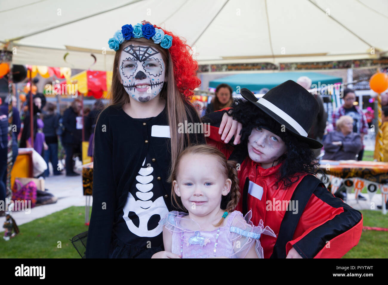 Drei Kinder gekleidet für eine Halloween Party. Stockfoto