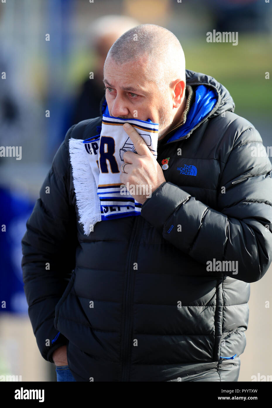 Ein Ventilator zahlt seinen Respekt am Leicester City Football Club. Stockfoto