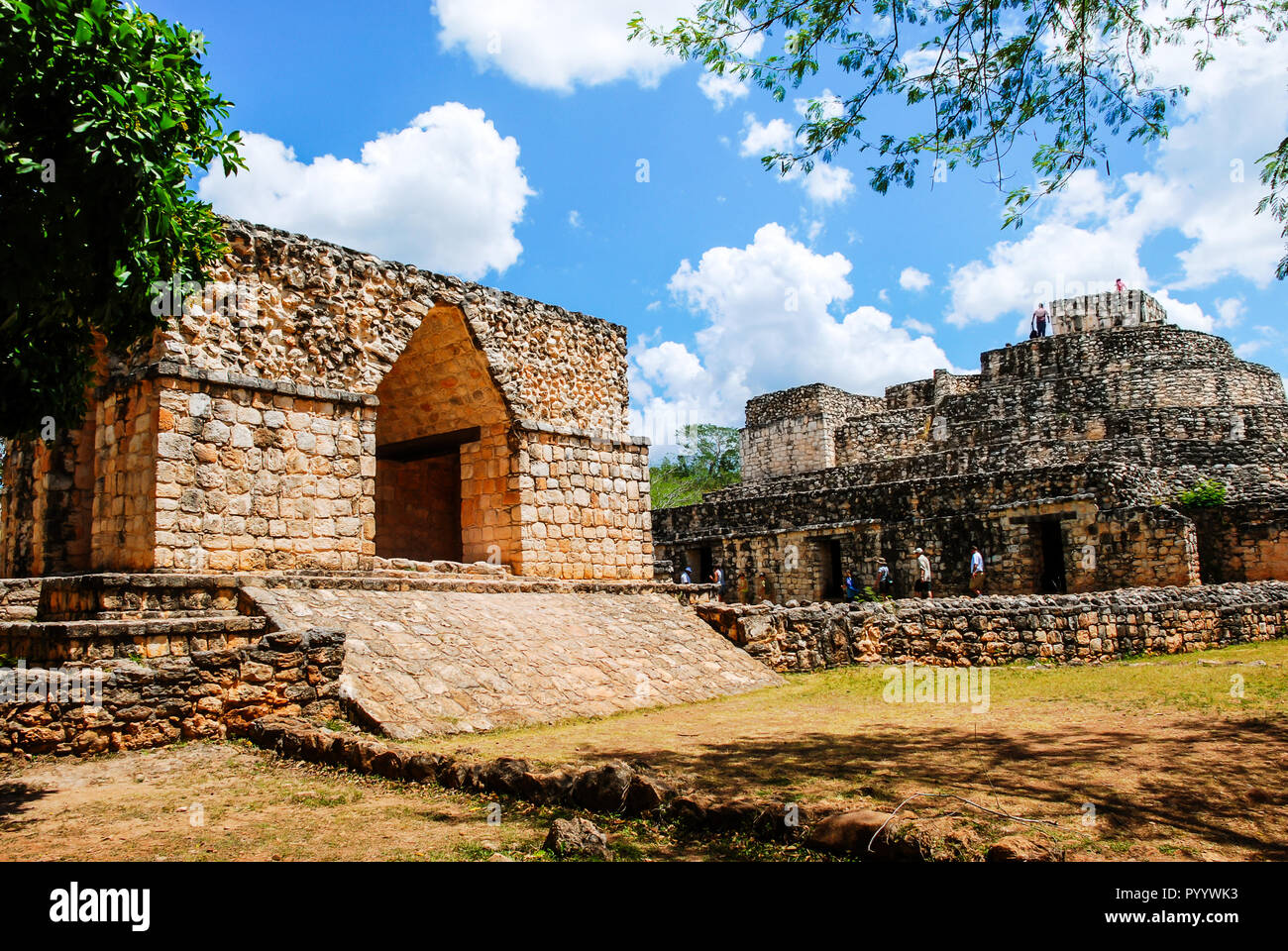 Coba, Mexiko. Alten Maya Stadt in Mexiko. Coba ist eine archäologische Stätte und ein Wahrzeichen der Halbinsel Yucatan. Bewölkter Himmel über eine Pyramide in Mir Stockfoto