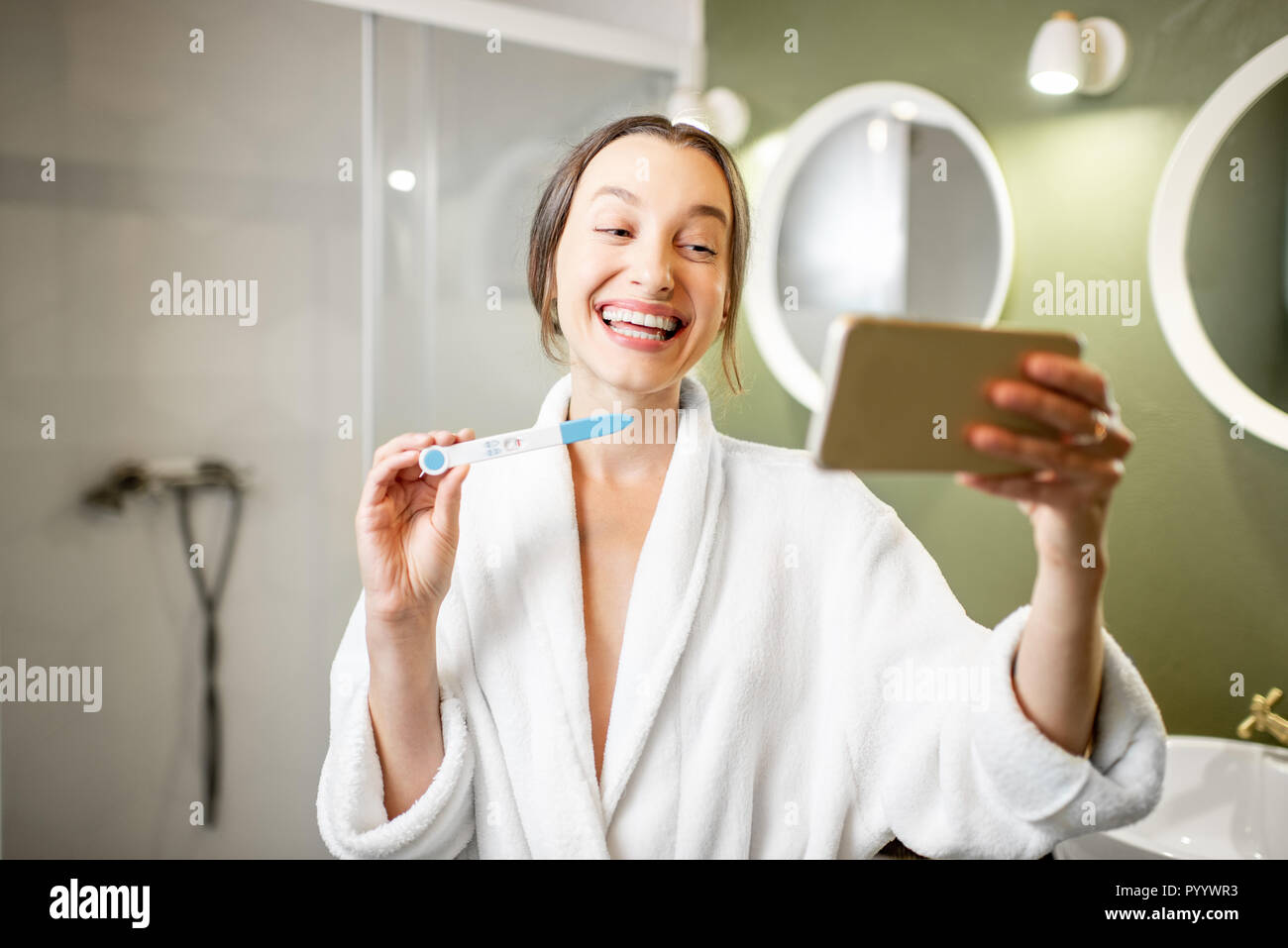 Gluckliche Frau Im Bademantel Mit Einer Schwangerschaft Test Ergebnis Machen Selfie Foto Im Bad Begeistert Stockfotografie Alamy