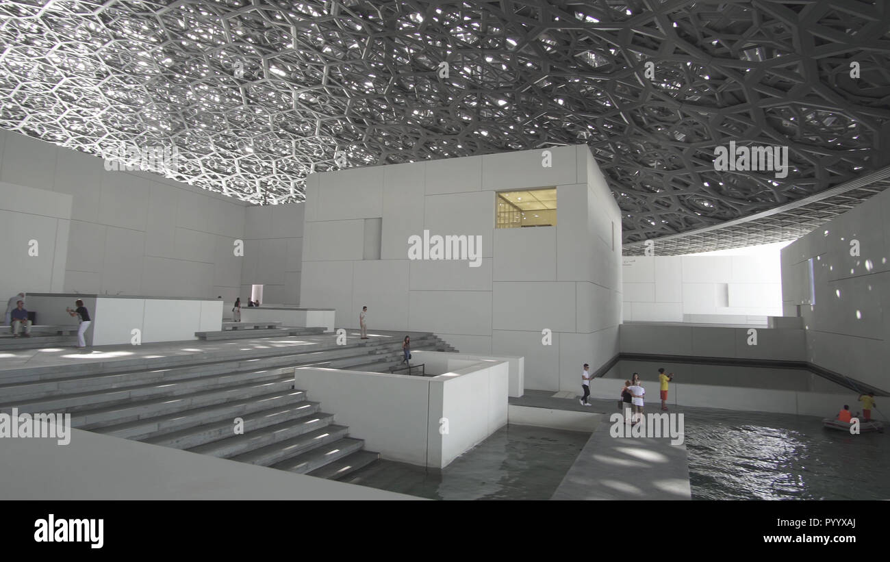Innenraum des neuen Louvre in Abu Dhabi anzeigen Reflexionen der Regen von Licht Kuppel Stockfoto