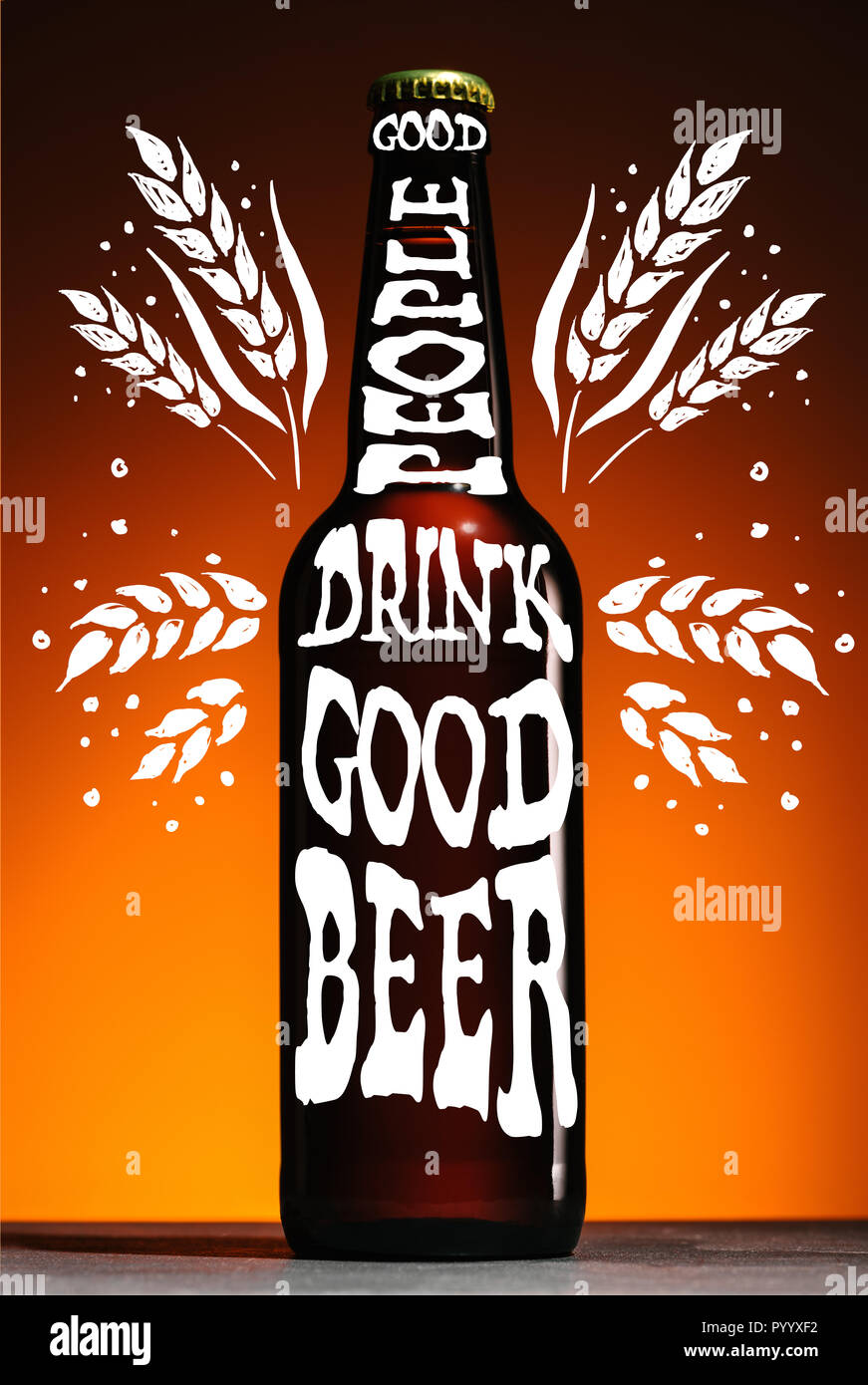 Bierflasche auf orange Hintergrund mit 'guten Menschen trinken gutes Bier' Inspiration mit Weizen Ohren Stockfoto