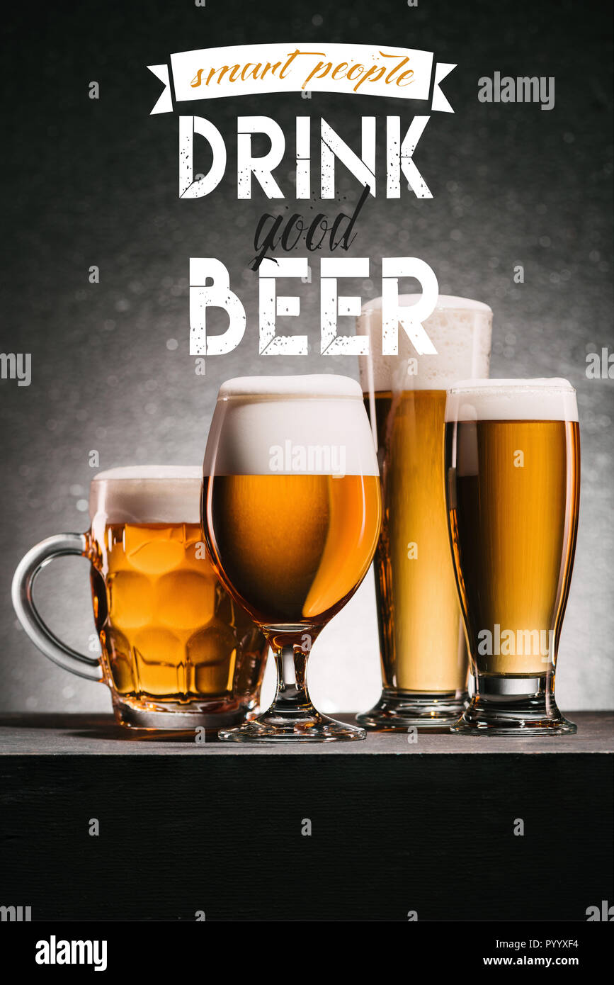 Becher Bier auf grauem Hintergrund mit 'smart Menschen trinken gutes Bier' Inspiration Stockfoto