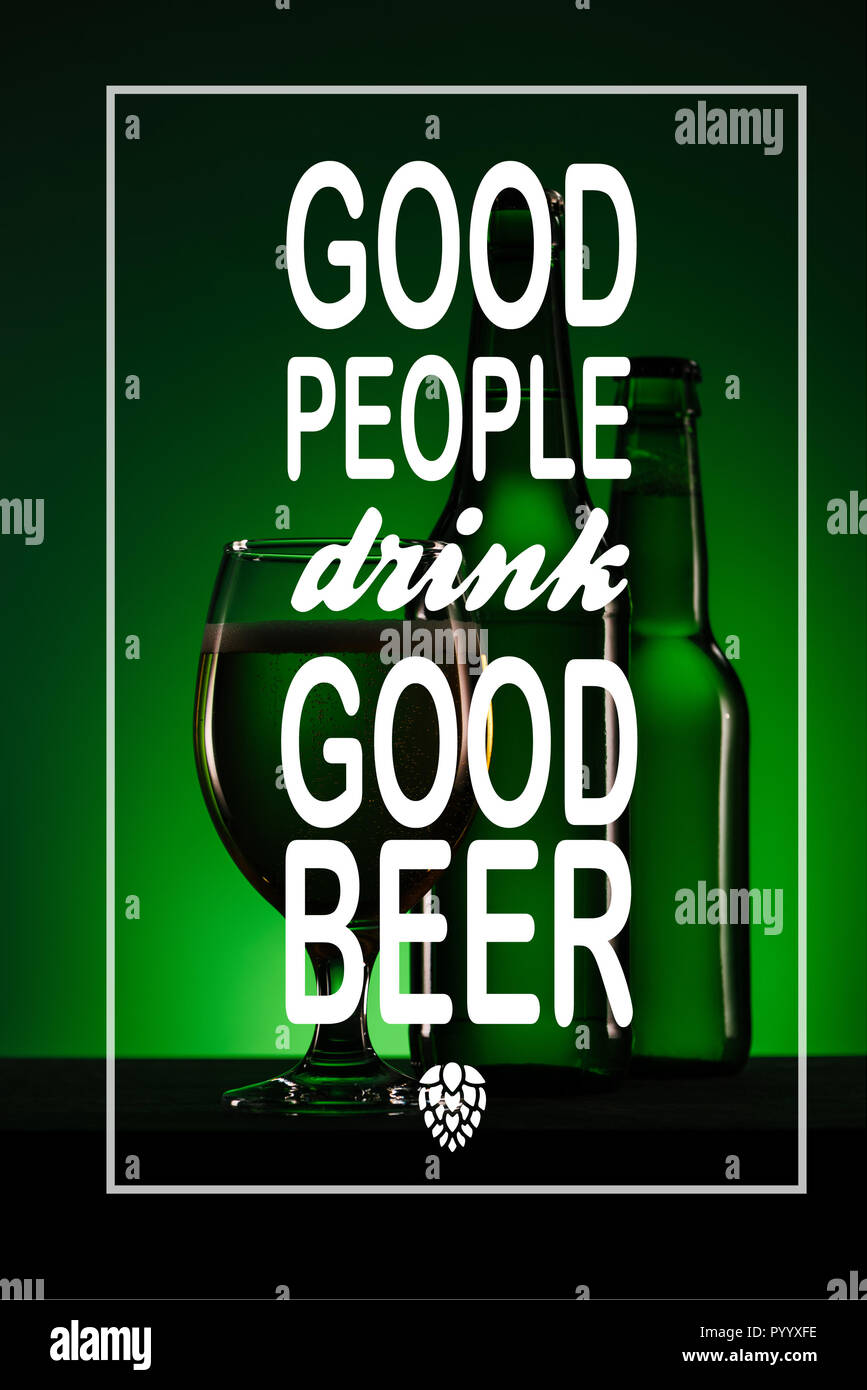 Flaschen und Glas Bier auf dunkelgrünem Hintergrund mit 'guten Menschen trinken gutes Bier' Inspiration Stockfoto