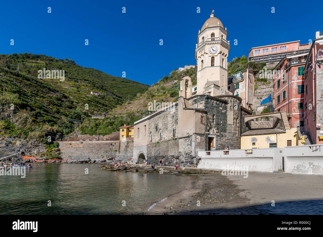 Die schöne Kirche von Santa Margherita mit Blick auf das Meer in Vernazza, Cinque Terre, Ligurien, Italien Stockfoto