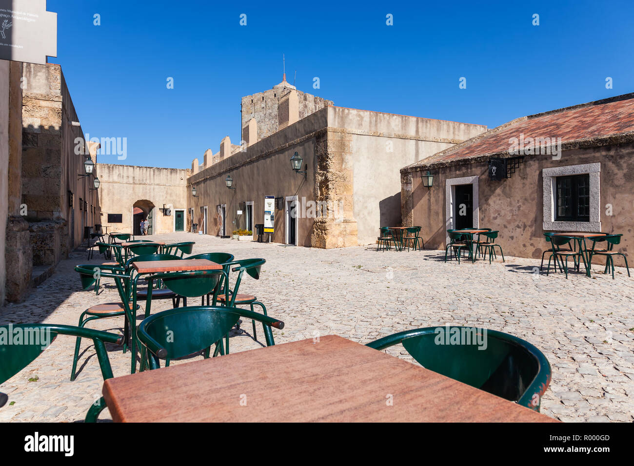 Palmela, Portugal. Museum und Geschäfte im Inneren der mittelalterlichen Burg Castelo de Palmela Stockfoto