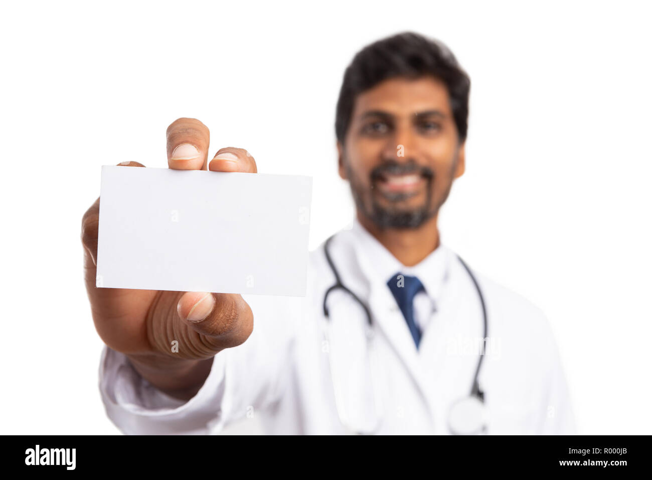 Close-up Leer coyspace auf Visitenkarte von indischen männlicher Arzt isoliert auf Weiss gehalten Stockfoto