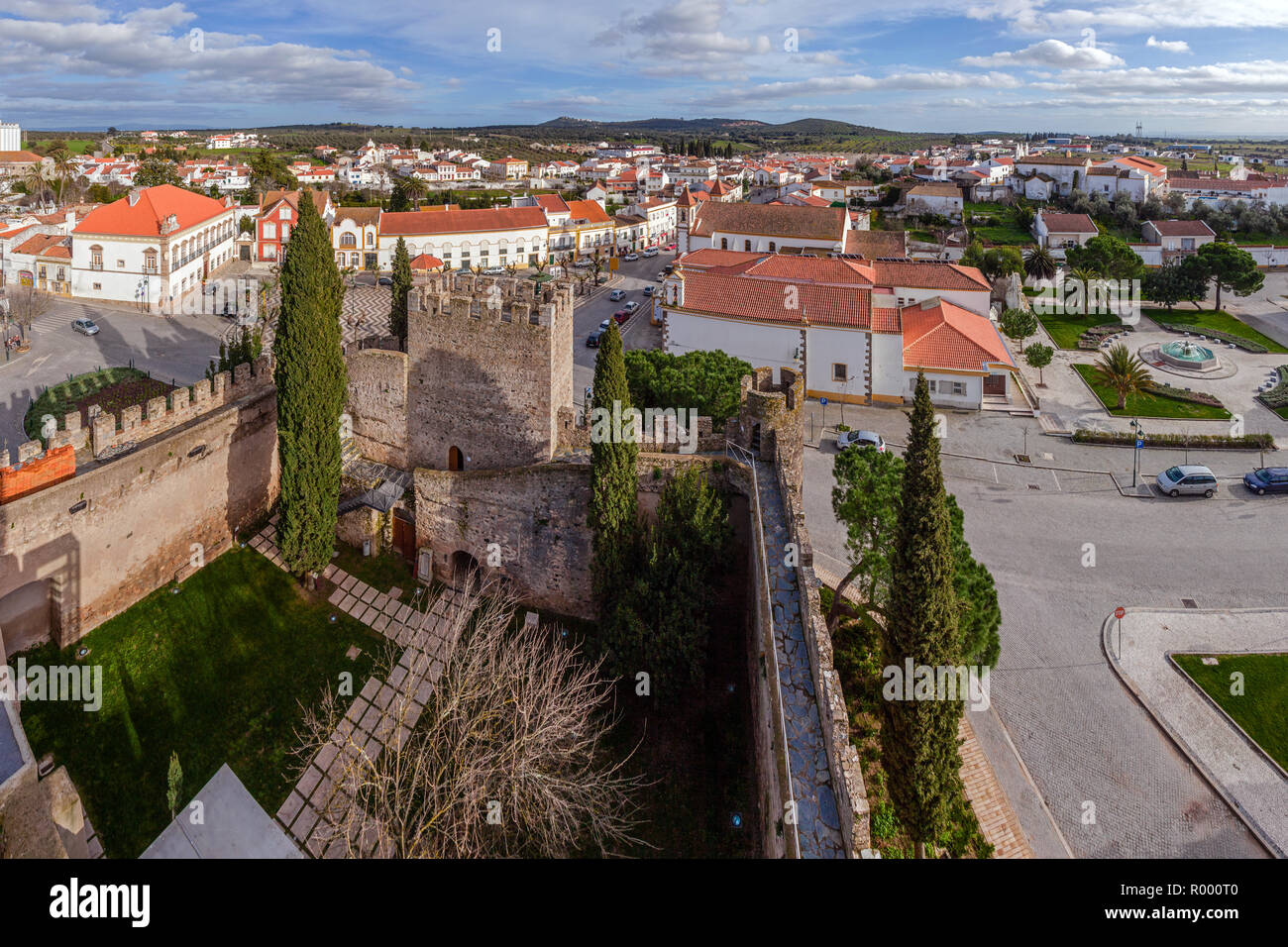 Ändern Chao, Portugal. Ansicht der Bailey der mittelalterlichen Castelo de Alter do Chao Schloss und Dorf. Alto Alentejo Stockfoto