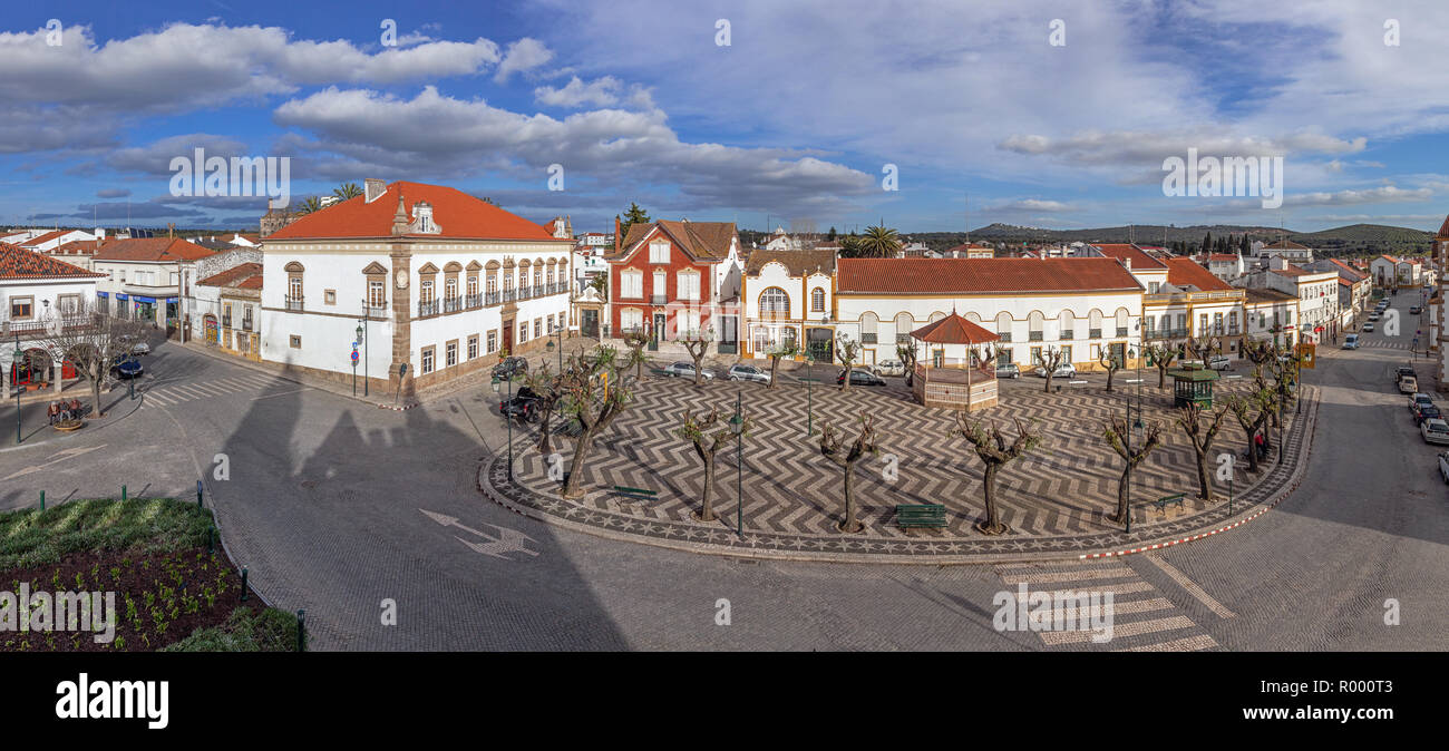 Ändern Chao, Portugal. Largo Barreto Caldeira Platz mit Alamo Palace in der Linken, Musikpavillon und typisch portugiesische Kopfsteinpflaster Stockfoto